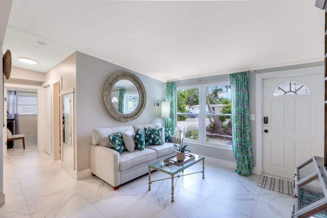 2070 Holiday Ln, Naples, FL 34104