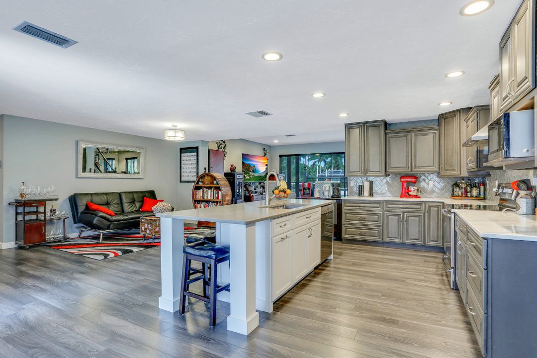 5811 SW 1st Pl, Cape Coral, FL 33914