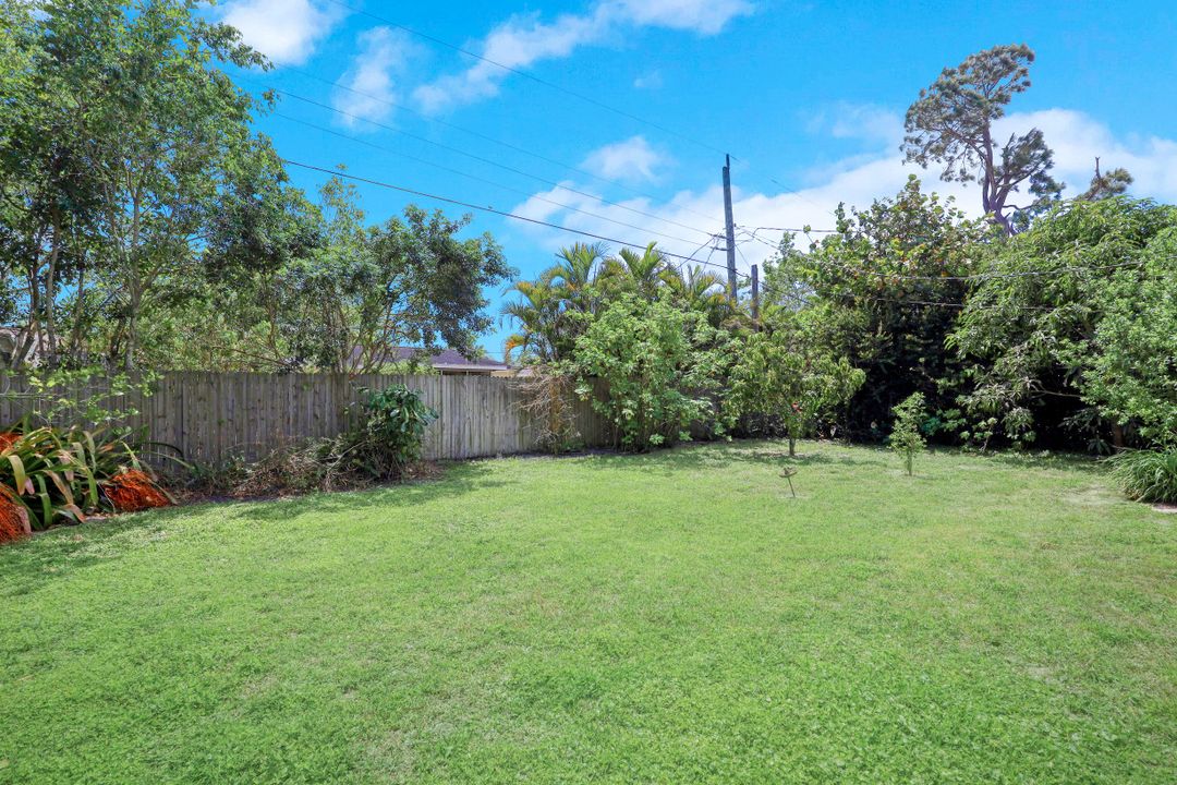 1136 S Alhambra Cir, Naples, FL 34103