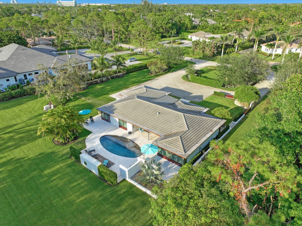 615 Carica Rd, Naples, FL 34108