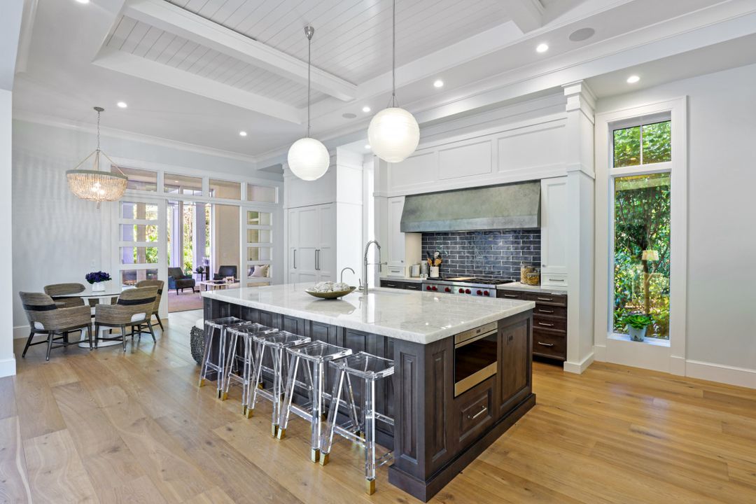 810 Bentwood Dr, Naples, FL 34108