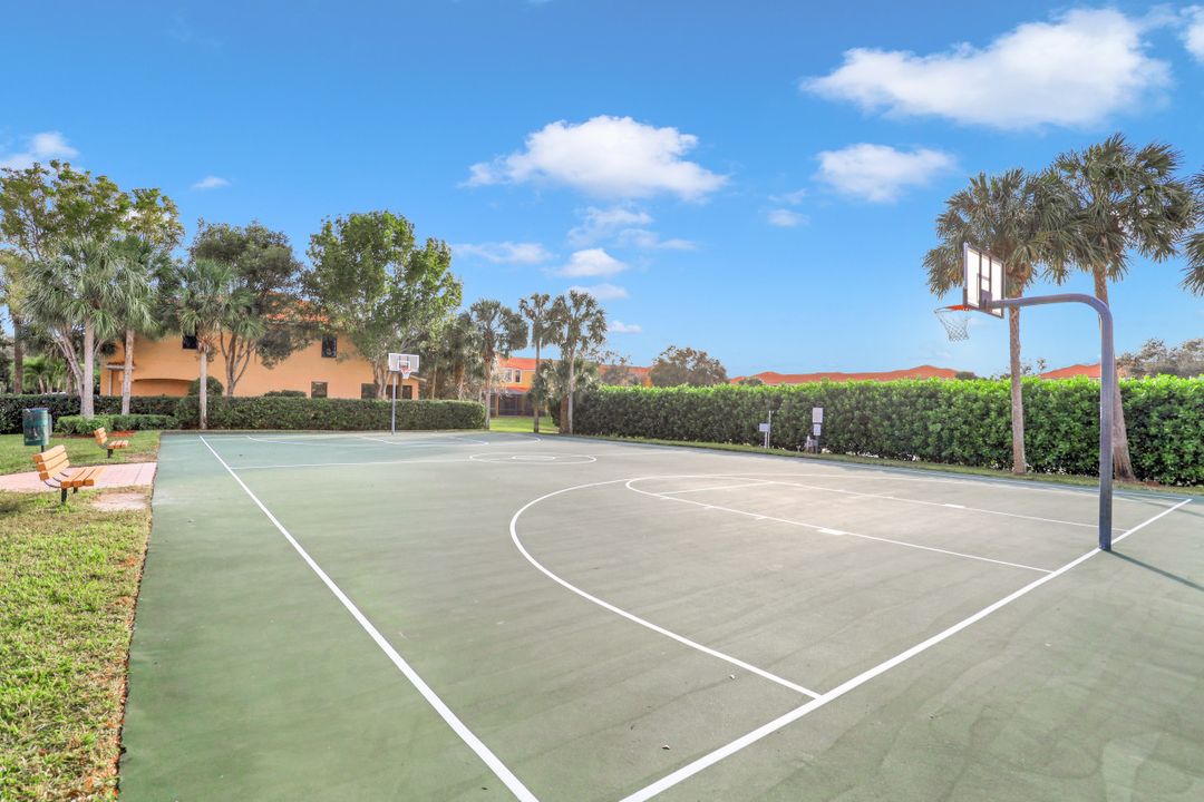 15571 Summit Pl Cir, Naples, FL 34119