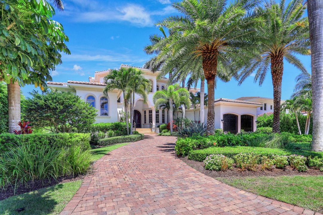 1940 6th St S, Naples, FL 34102