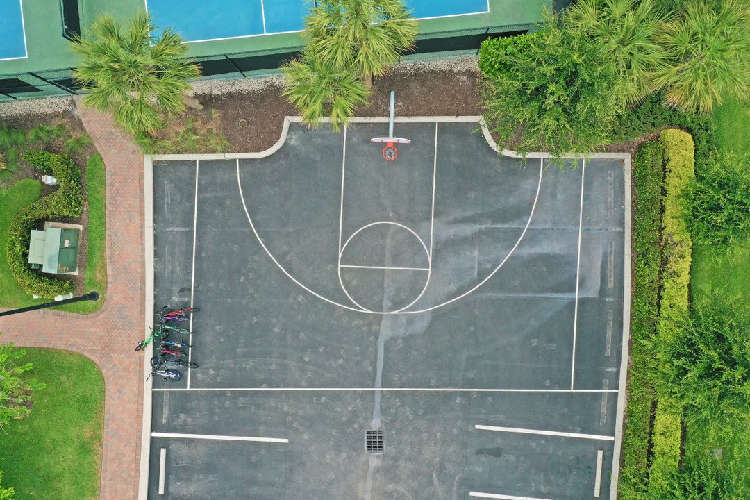 9231 Shadow Oak Ln, Naples, FL 34120