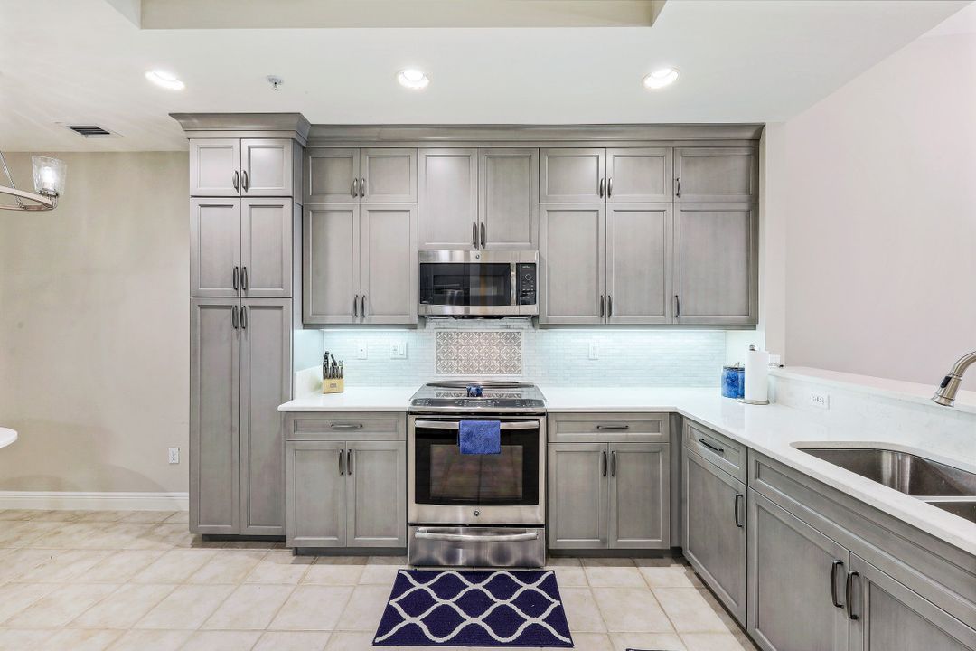 4800 Yacht Harbor Dr #822, Naples, FL 34112