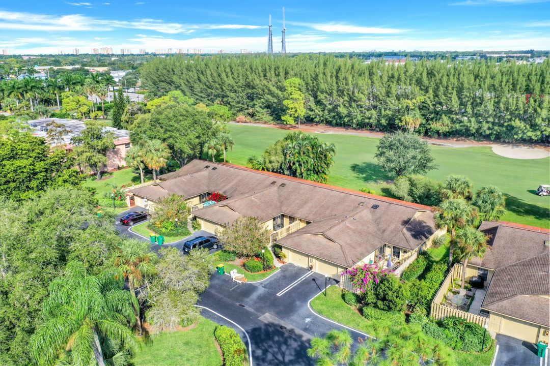 127 Forest Lakes Blvd, Naples, FL 34105