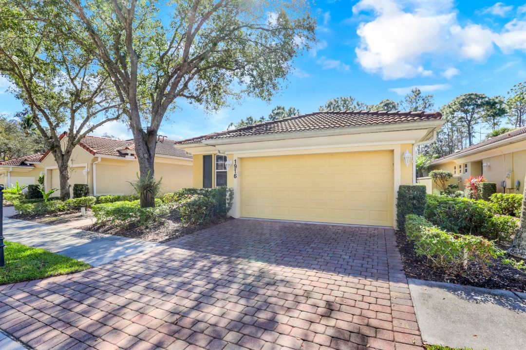 1916 Tarpon Bay Dr N, Naples, FL 34119