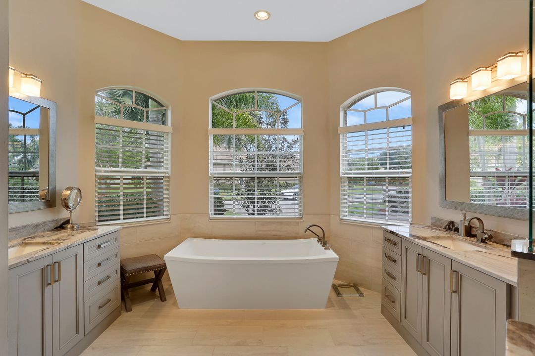 10256 Avonleigh Dr, Bonita Springs, FL 34135