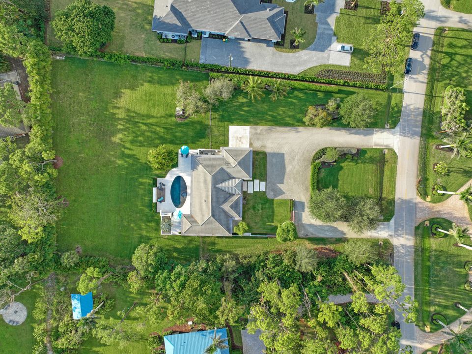 615 Carica Rd, Naples, FL 34108