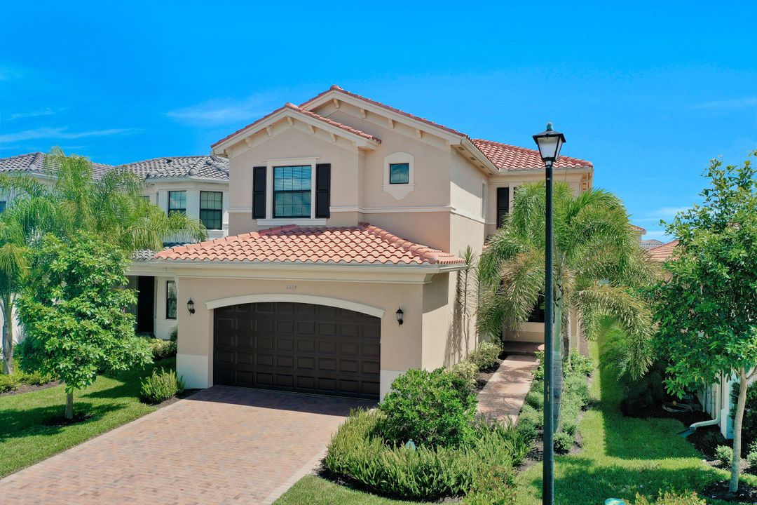 4489 Aurora St, Naples, FL 34119