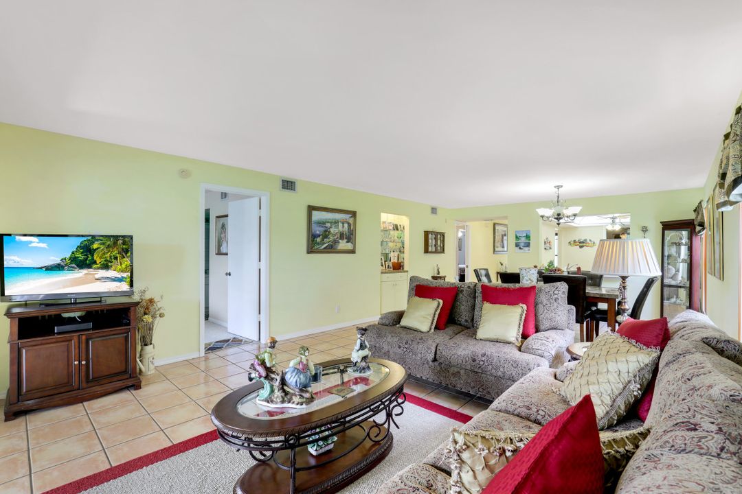 400 Misty Pines Cir #101, Naples, FL 34105