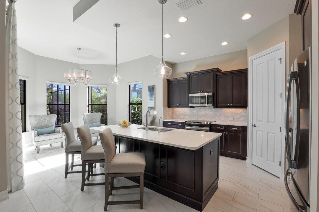 7247 Lantana Cir, Naples, FL 34119