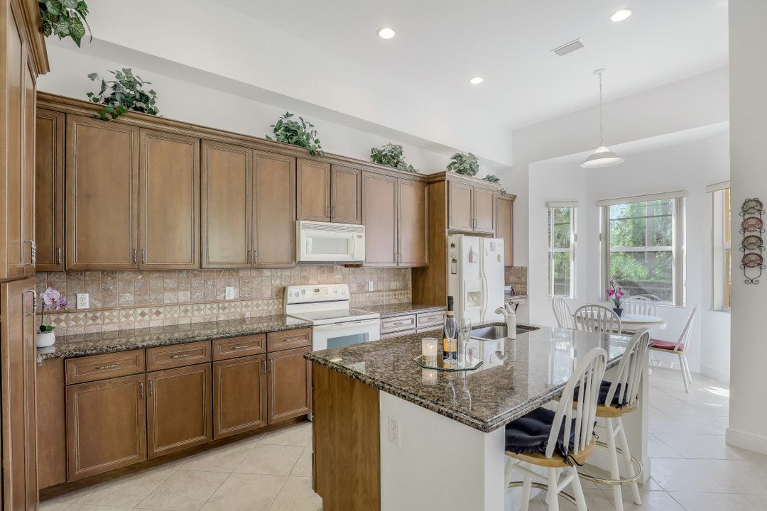 1985 Par Dr, Naples, FL 34120