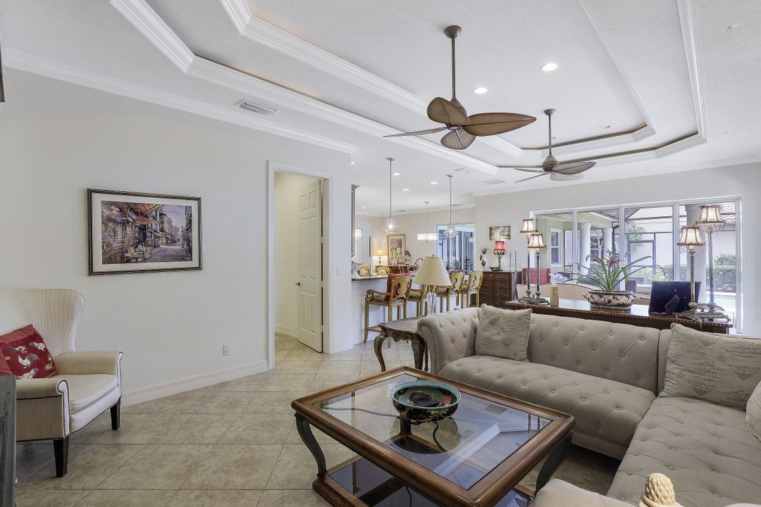 467 Saddlebrook Ln, Naples, FL 34110