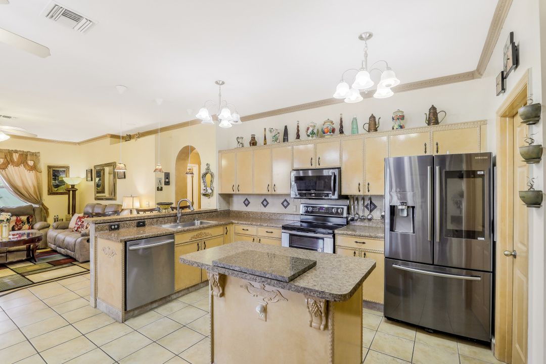 4552 Varsity Cir, Lehigh Acres, FL 33971