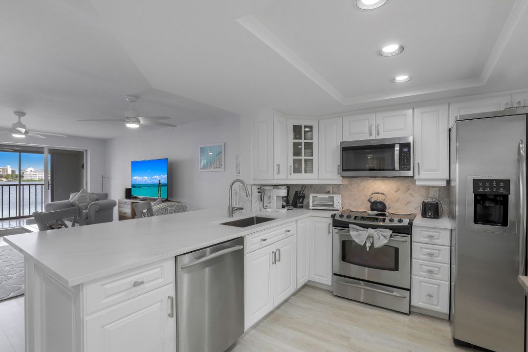 9101 Vanderbilt Dr #203, Naples, FL 34108