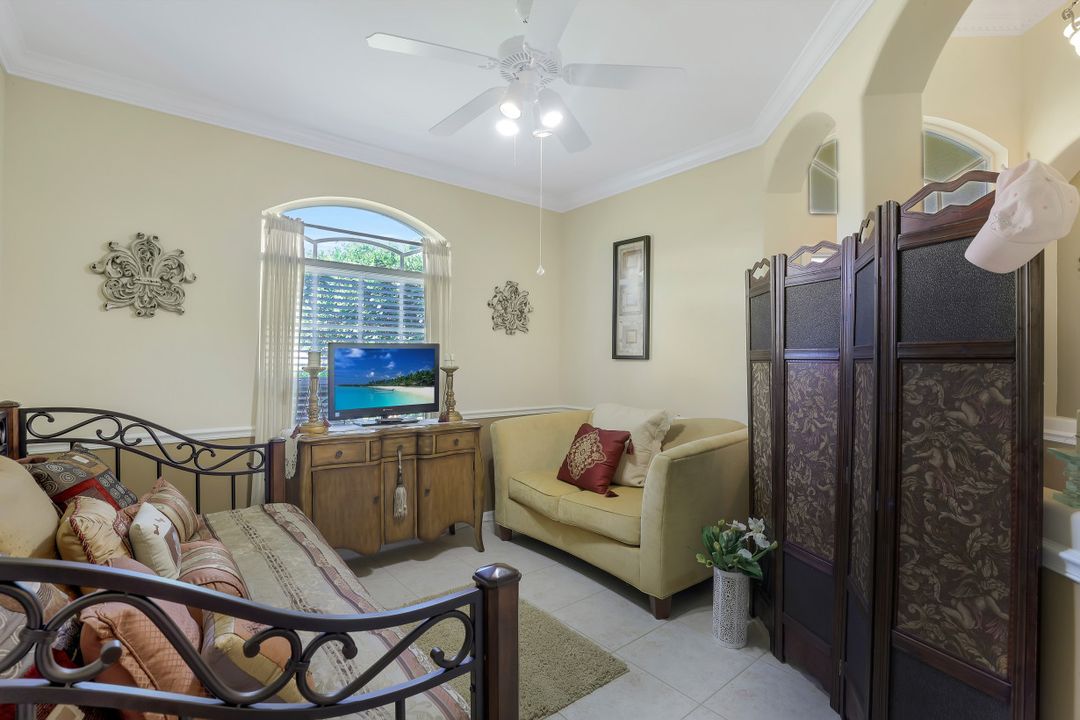 2084 Crestview Way, Naples, FL 34119