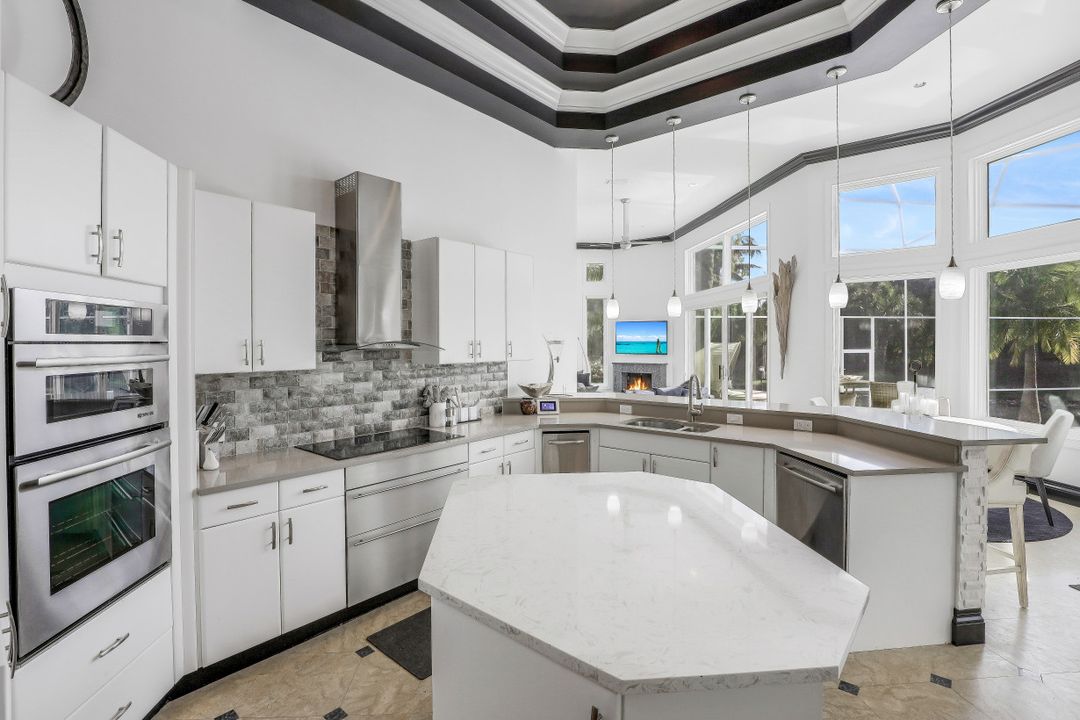 6262 Standing Oaks Ln, Naples, FL 34119