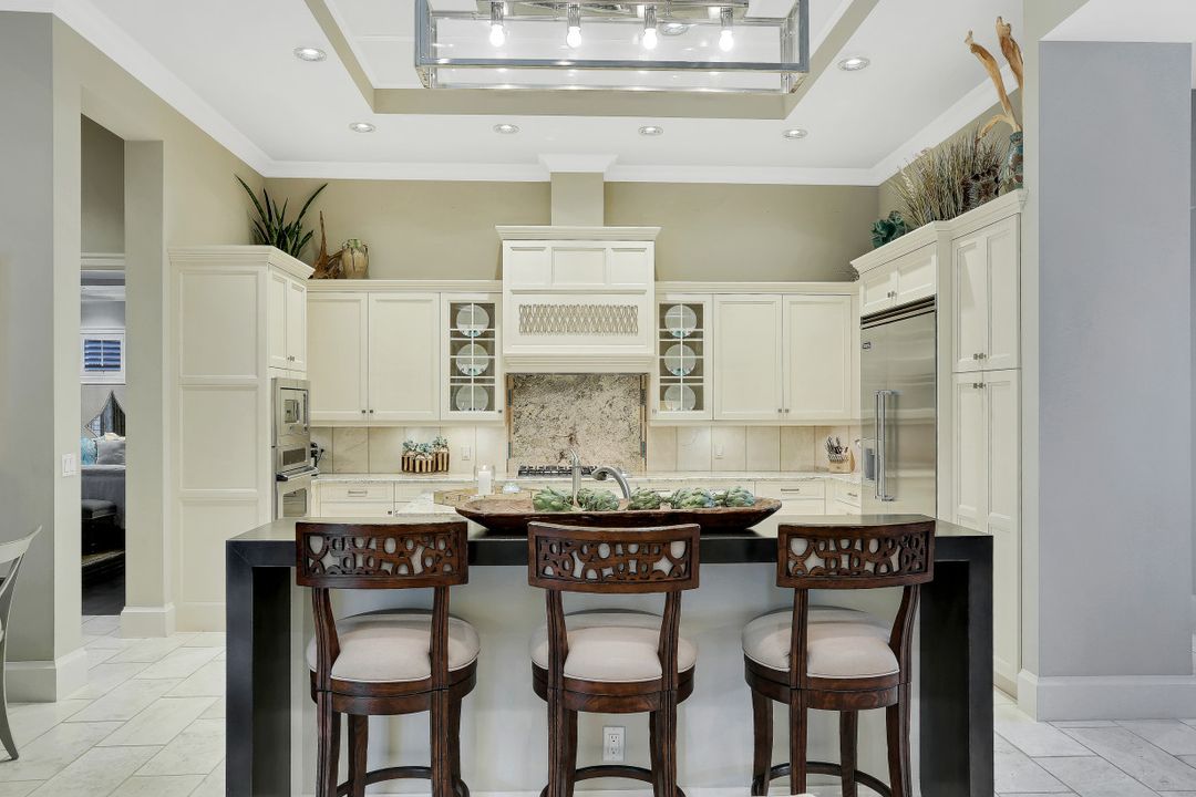 2086 Torino Way, Naples, FL 34105