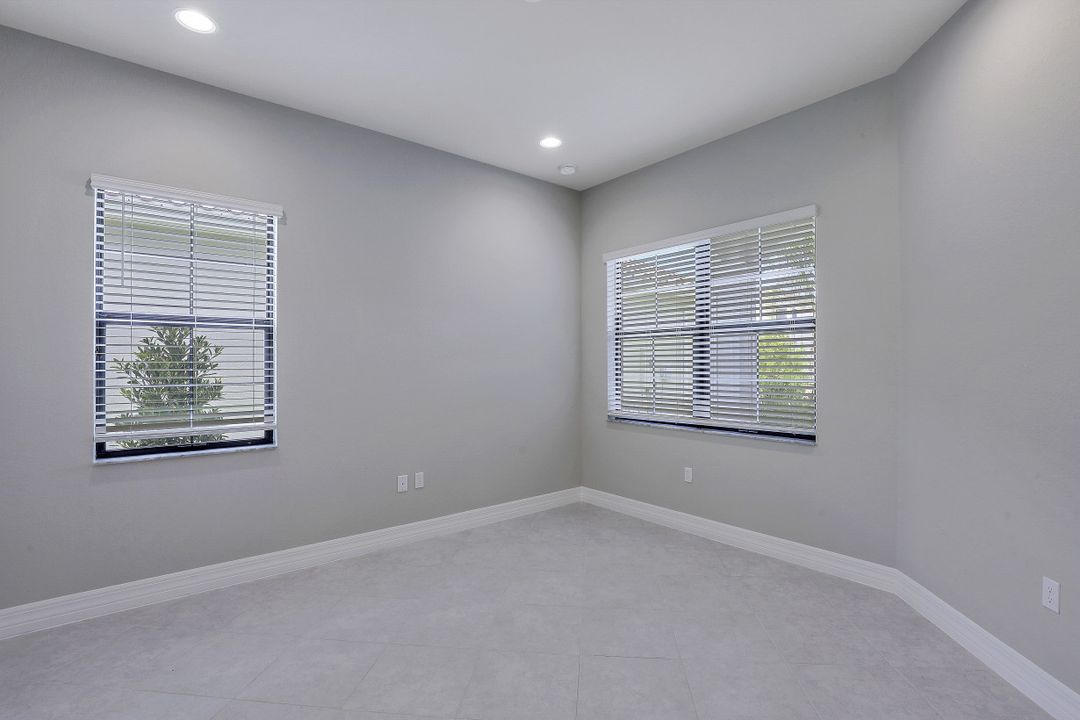 4549 Kensington Cir, Naples, FL 34119