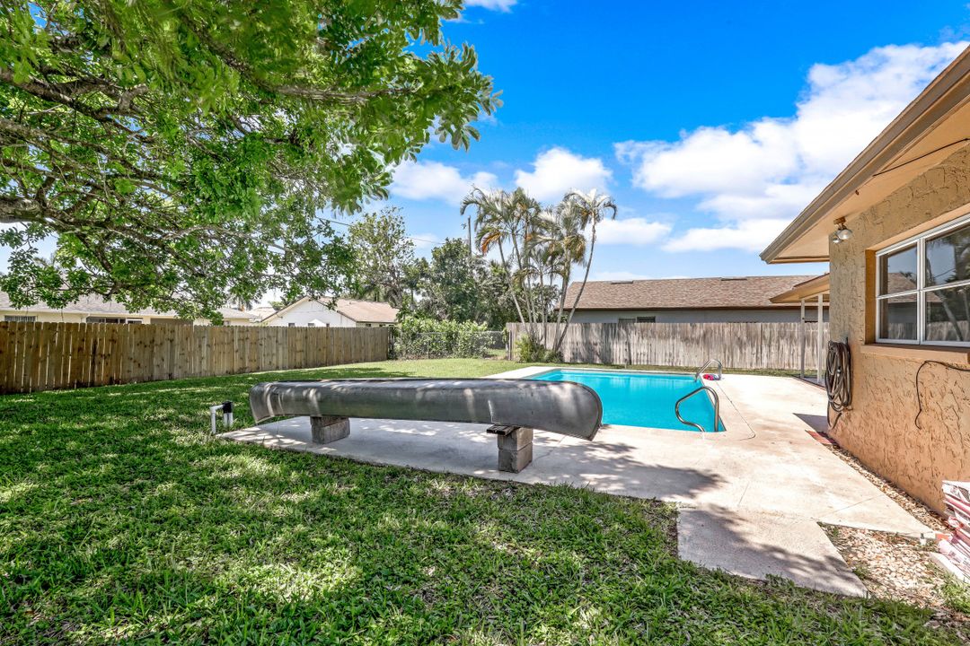 82 Johnnycake Dr, Naples, FL 34110