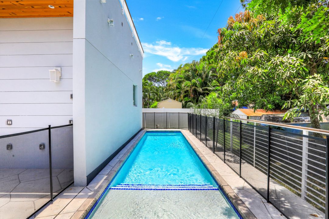 859 92nd Ave N, Naples, FL 34108