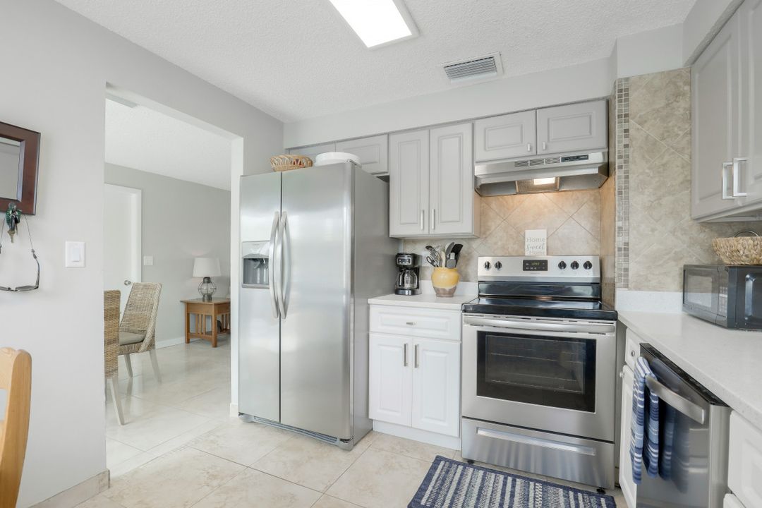 698 105th Ave N, Naples, FL 34108