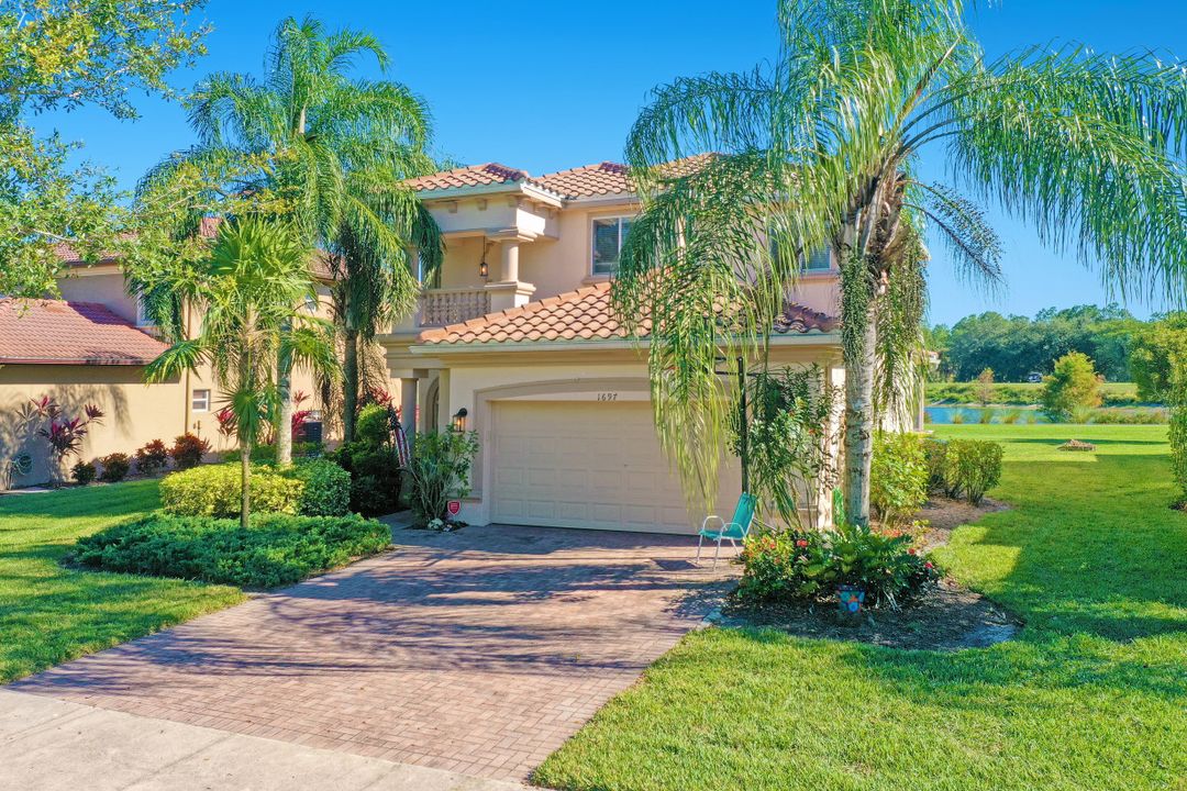 1697 Birdie Dr, Naples, FL 34120