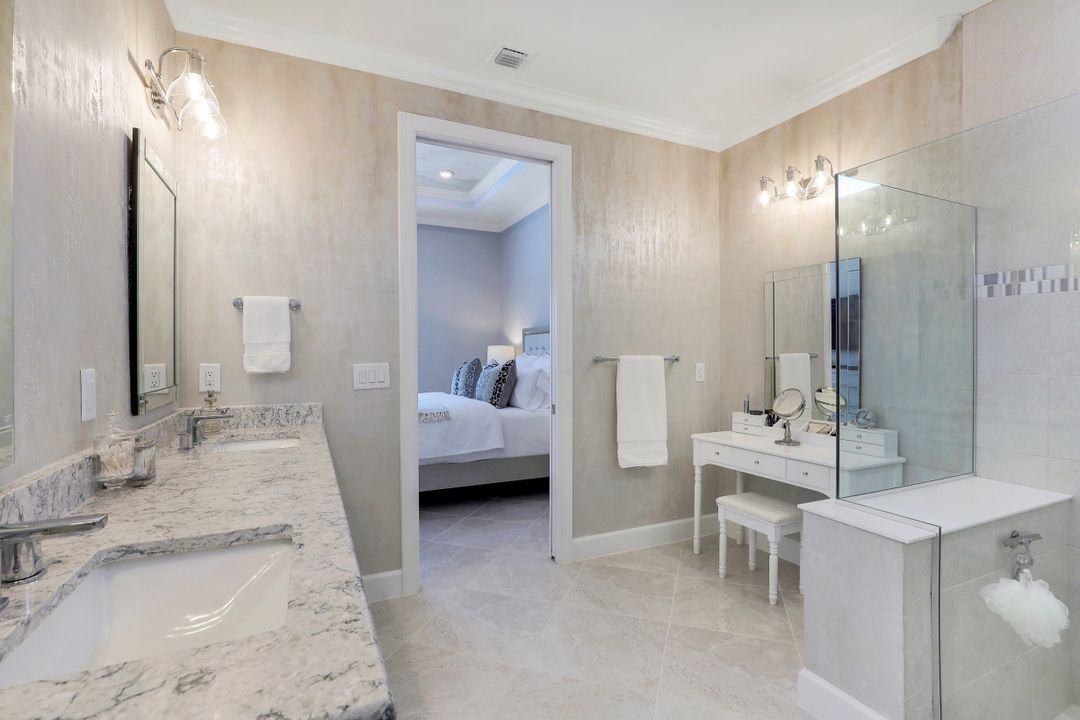 9483 Greyhawk Trl, Naples, FL 34120