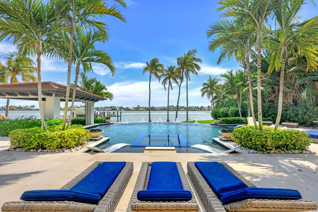 970 Aqua Cir, Naples, FL 34102