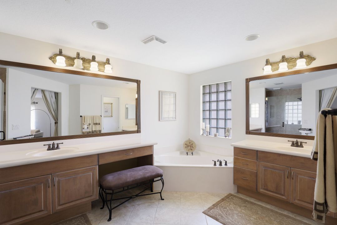 1886 Hidden Trail Ln, Weston, FL 33327