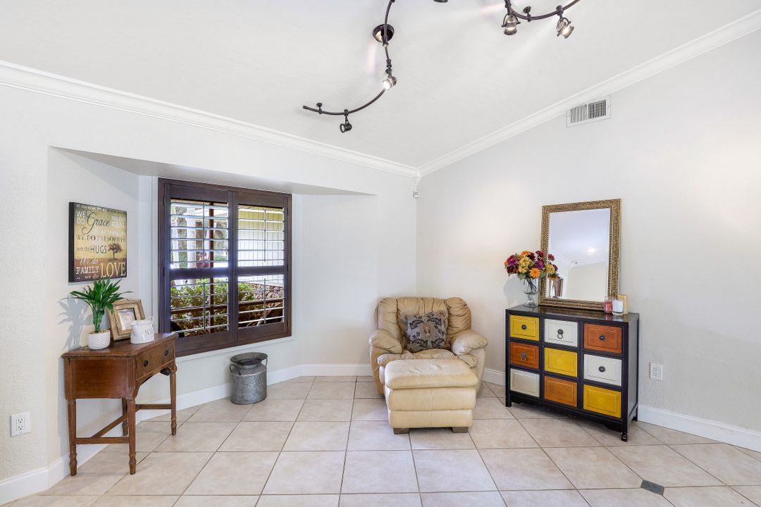 2479 Pinewoods Cir, Naples, FL 34105