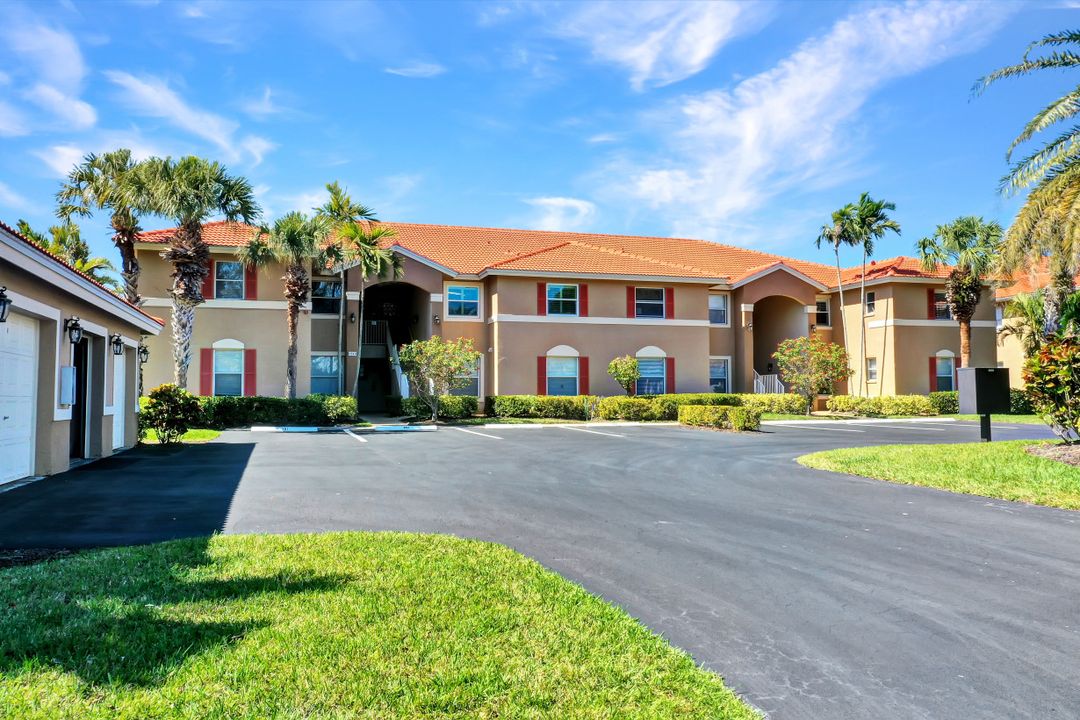 6940 Huntington Lakes Cir #202, Naples, FL 34119