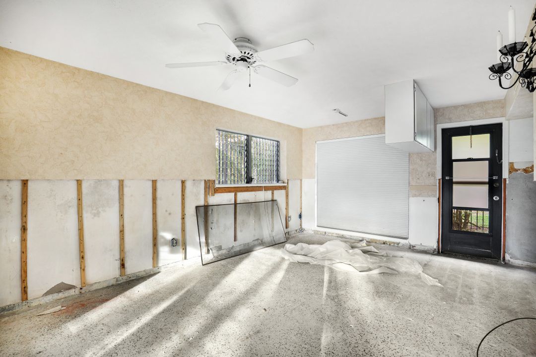 140 2nd Ave S, Naples, FL 34102