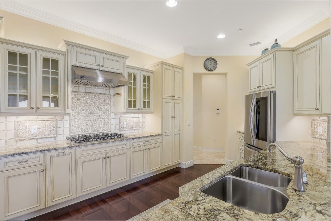 2542 Marquesa Royale Ln #301, Naples, FL 34109