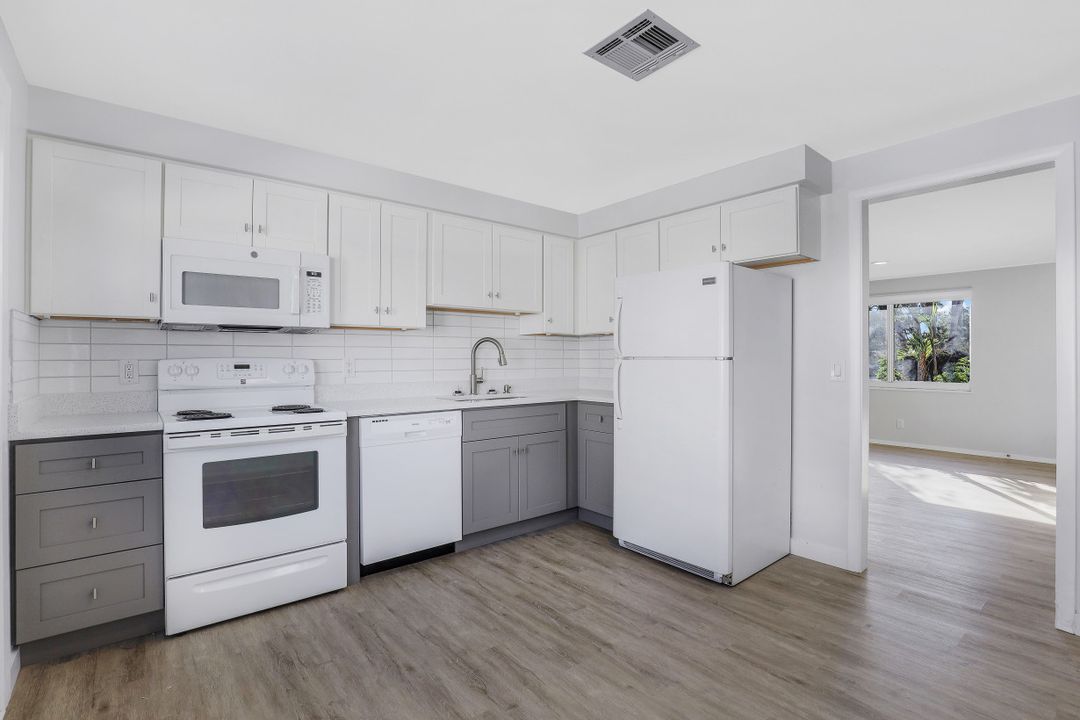 549 94th Ave N #B, Naples, FL 34108