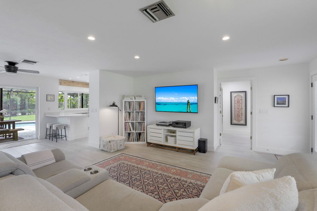 1010 Nottingham Dr, Naples, FL 34109