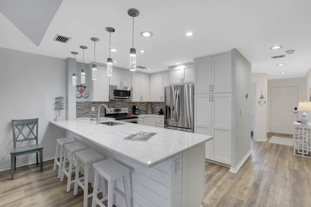 9101 Vanderbilt Dr #1-302, Naples, FL 34108