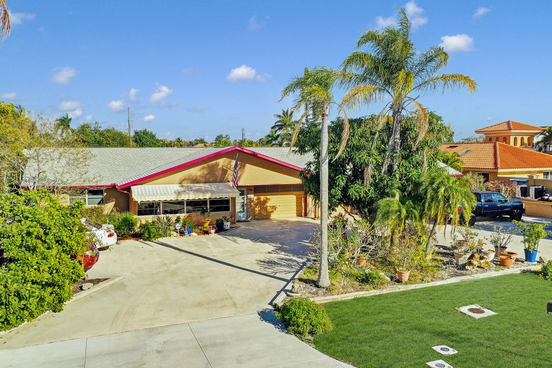 10442 Vanderbilt Dr, Naples, FL 34108