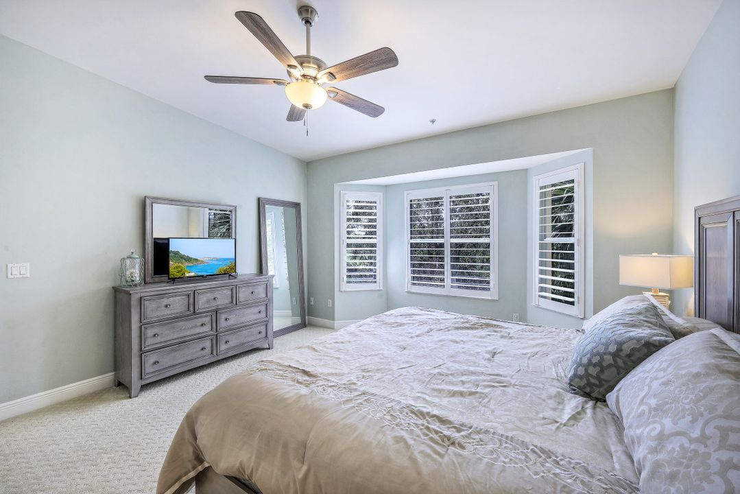 4800 Yacht Harbor Dr #822, Naples, FL 34112