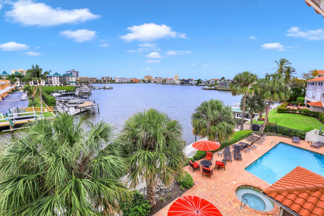 9101 Vanderbilt Dr #1-302, Naples, FL 34108