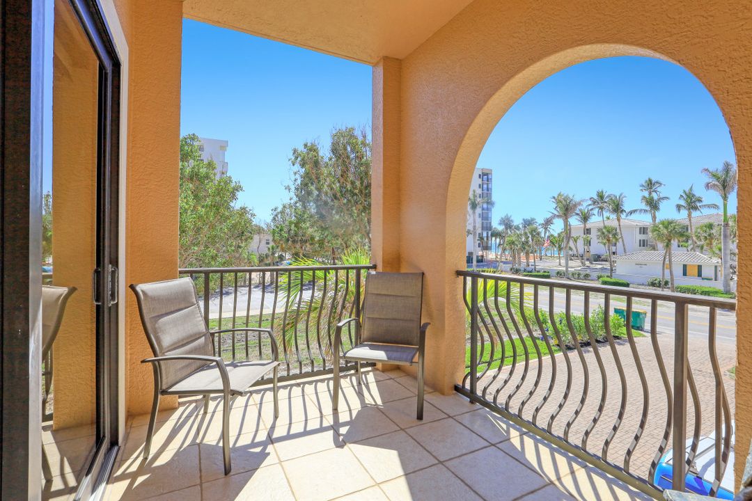 10620 Gulf Shore Dr  #203, Naples, FL 34108