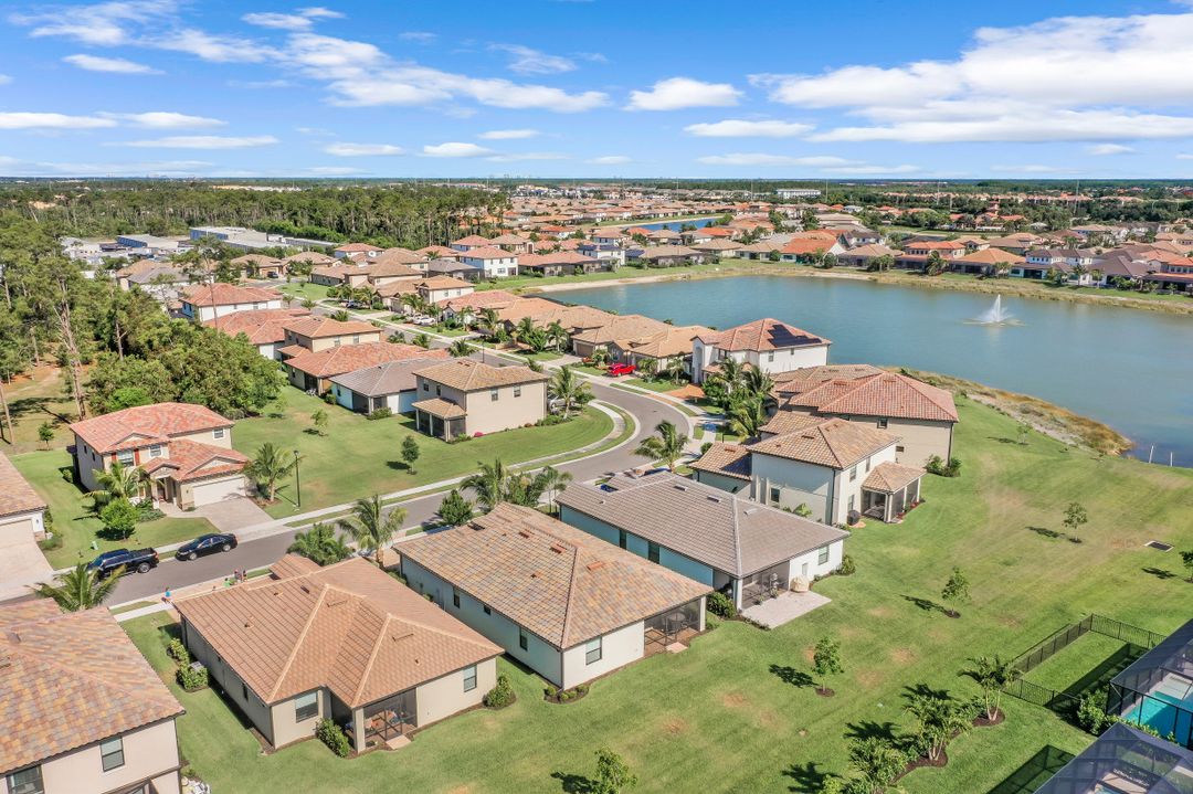 9460 Foxglove Ln, Naples, FL 34120