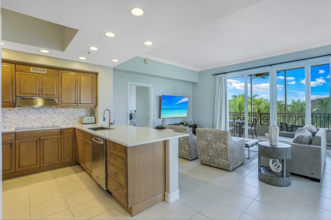 2738 Tiburon Blvd E, Naples, FL 34109