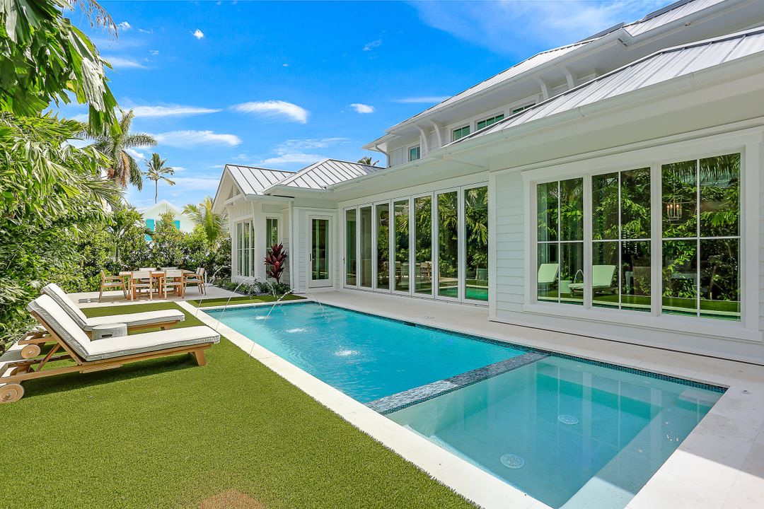 1040 2nd St S, Naples, FL 34102