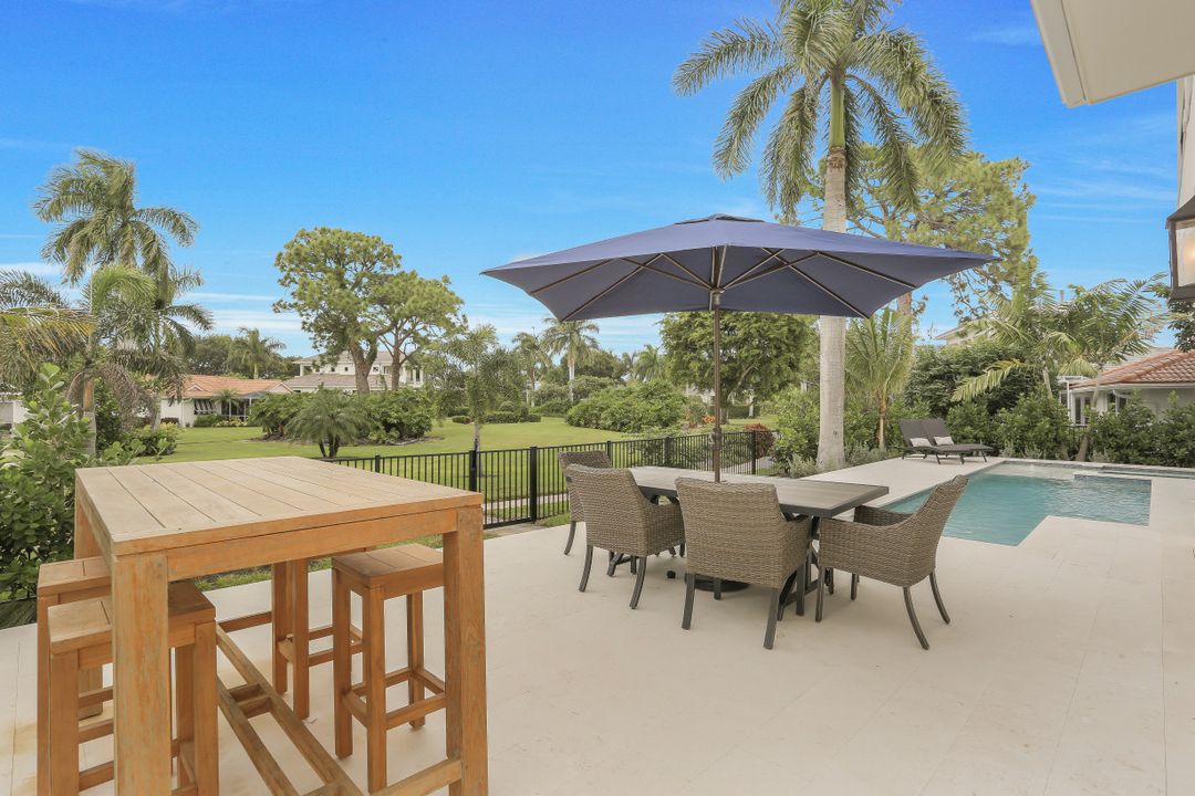 725 Parkview Ln, Naples, FL 34103
