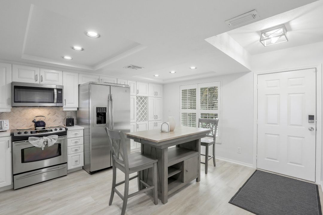 9101 Vanderbilt Dr #203, Naples, FL 34108