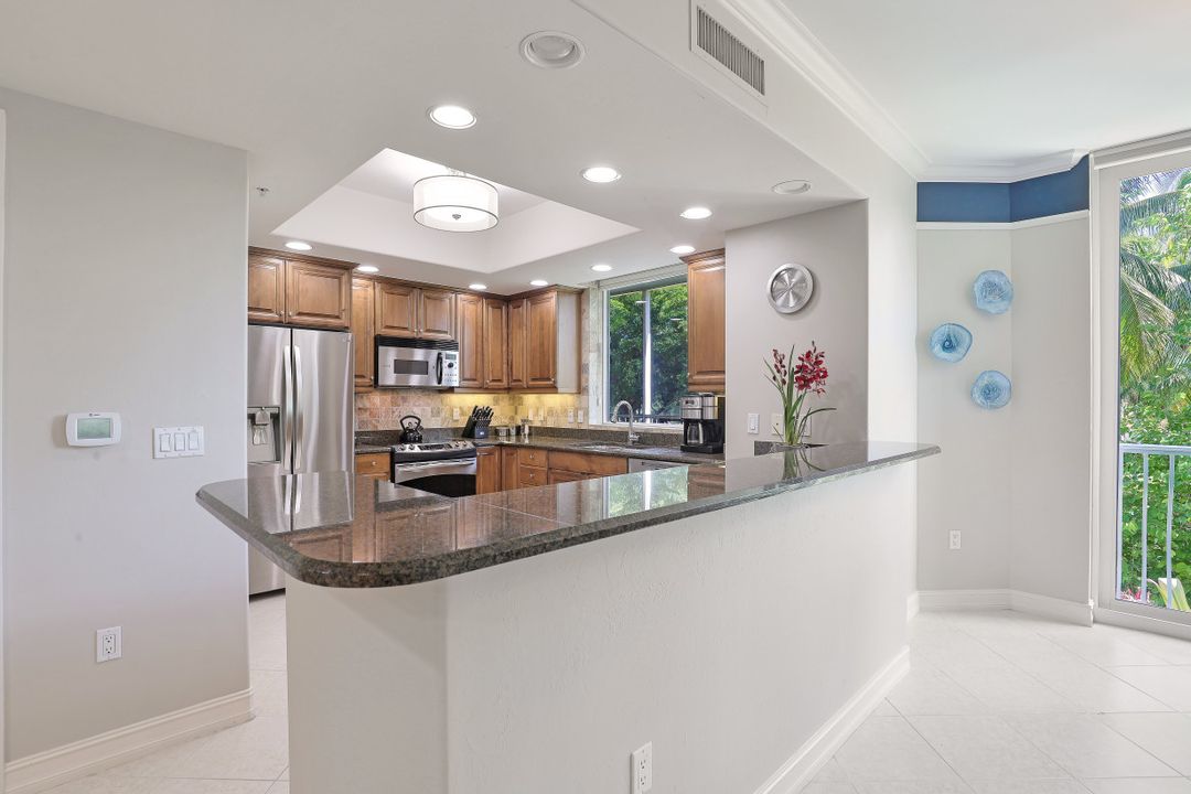 2748 Tiburon Blvd E #202, Naples, FL 34109