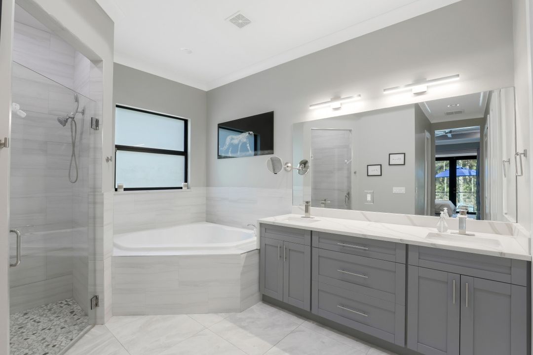 481 7th St NW, Naples, FL 34120