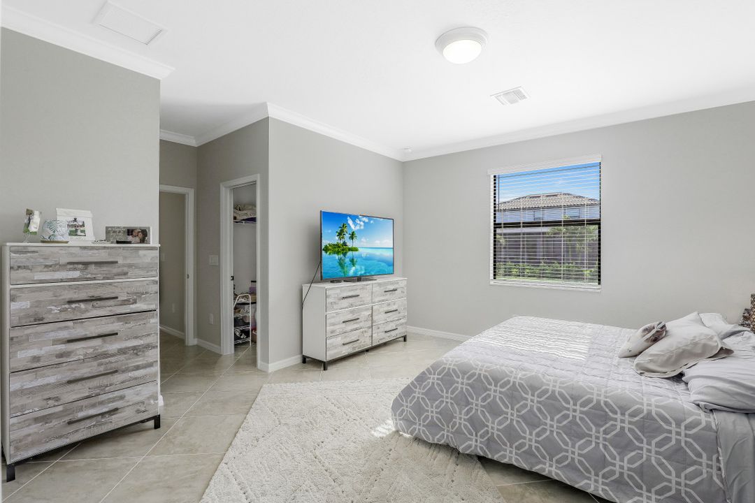 9460 Foxglove Ln, Naples, FL 34120